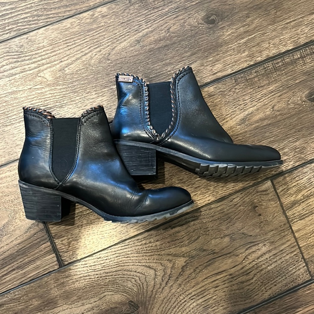 Black “bootie” style slip on size 39 Pikolino boots excellent condition